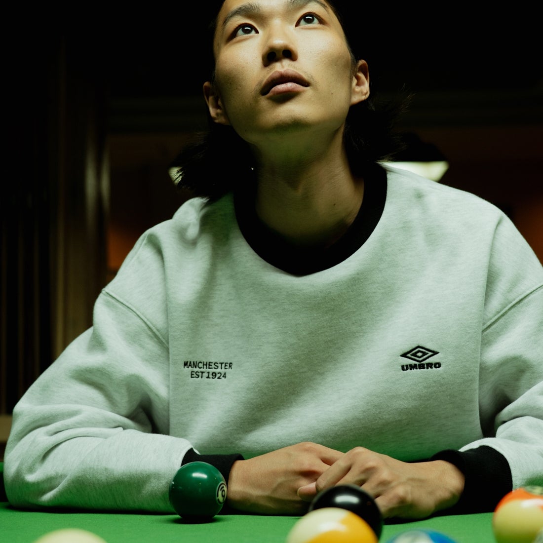 UMBRO [アンブロ] 別注 ワンポイントロゴ刺繍 クルーネックスウェット [201NK26AW-PO24-JF] OATMEAL/BK &&モデル身長：175cm 着用サイズ：L&&