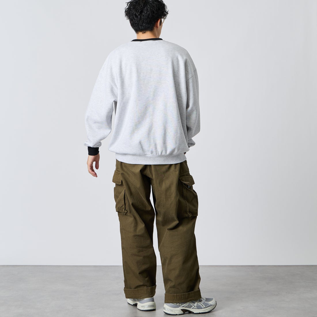UMBRO [アンブロ] 別注 ワンポイントロゴ刺繍 クルーネックスウェット [201NK26AW-PO24-JF] OATMEAL/BK &&モデル身長：168cm 着用サイズ：L&&