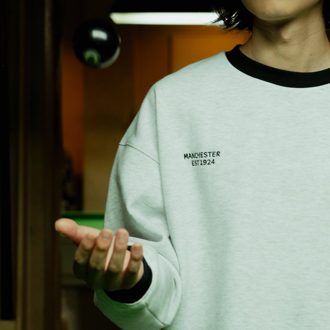 UMBRO [アンブロ] 別注 ワンポイントロゴ刺繍 クルーネックスウェット [201NK26AW-PO24-JF] OATMEAL/BK &&モデル身長：175cm 着用サイズ：L&&