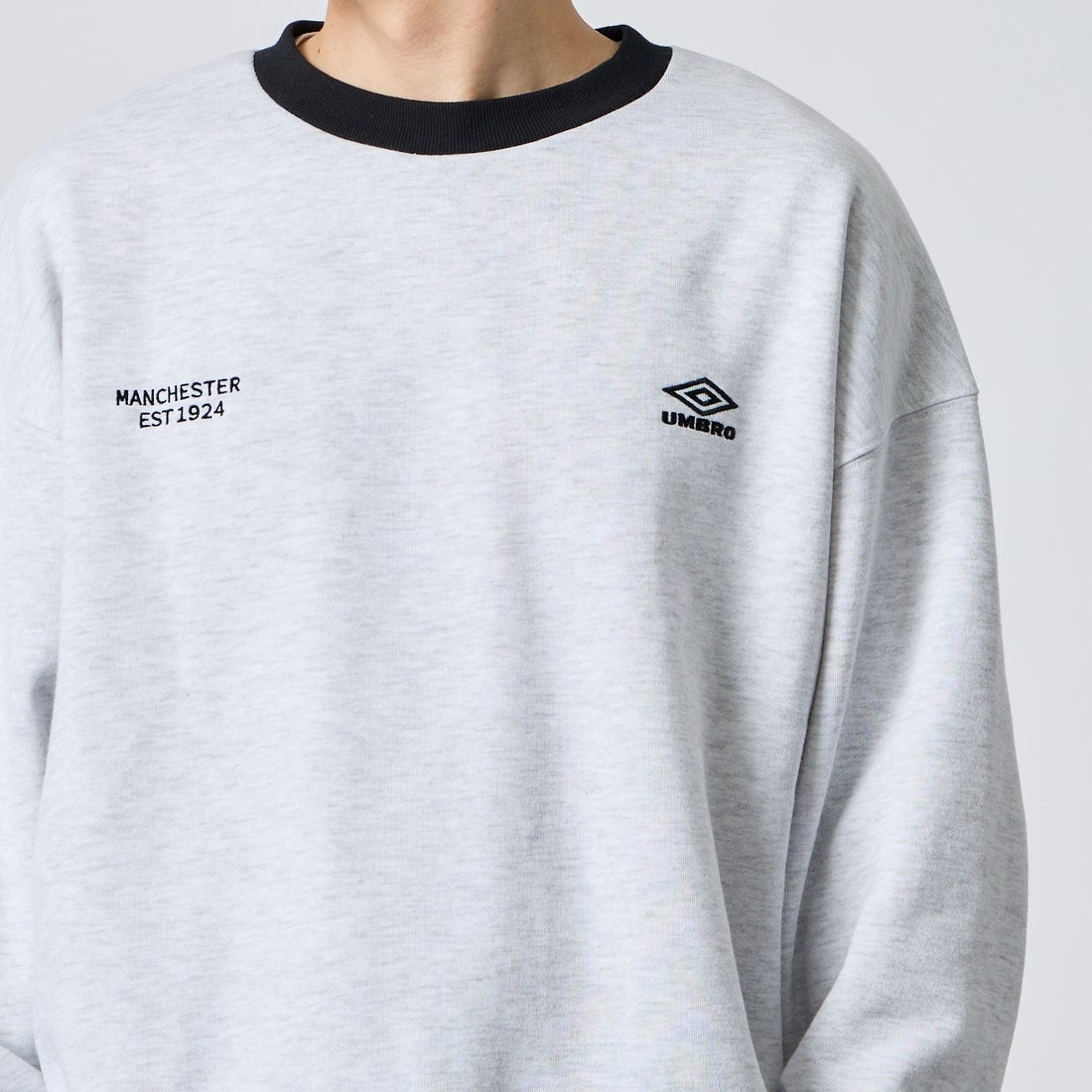 UMBRO [アンブロ] 別注 ワンポイントロゴ刺繍 クルーネックスウェット [201NK26AW-PO24-JF] OATMEAL/BK &&モデル身長：168cm 着用サイズ：L&&