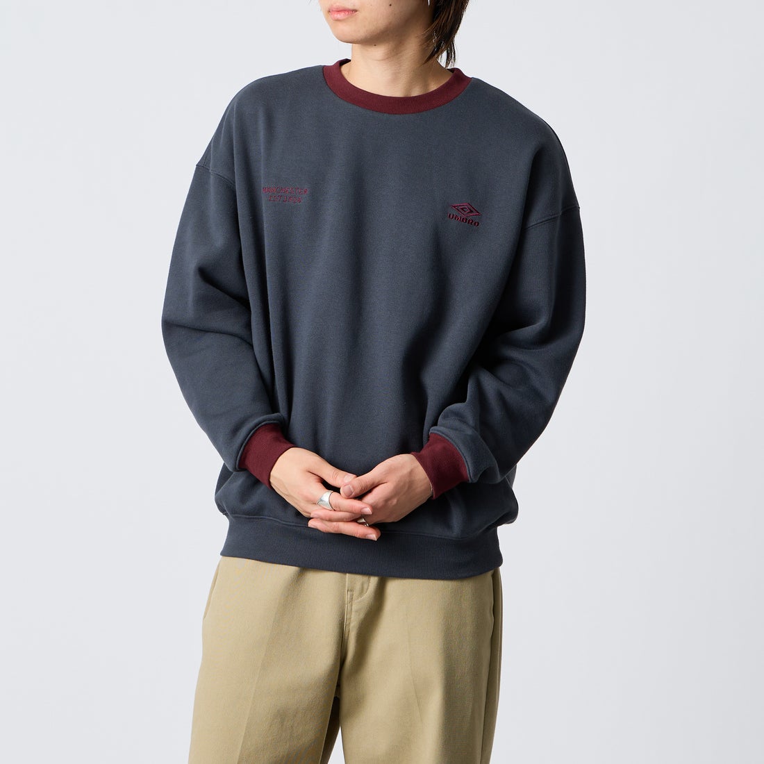 UMBRO [アンブロ] 別注 ワンポイントロゴ刺繍 クルーネックスウェット [201NK26AW-PO24-JF] CHR/BURGUN &&モデル身長：177cm 着用サイズ：L&&