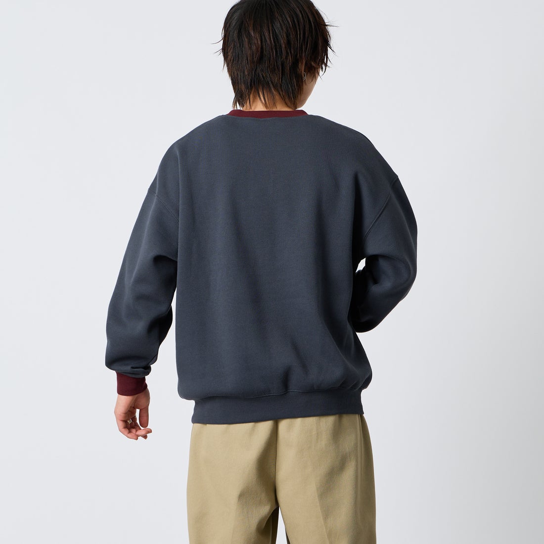 UMBRO [アンブロ] 別注 ワンポイントロゴ刺繍 クルーネックスウェット [201NK26AW-PO24-JF] CHR/BURGUN &&モデル身長：177cm 着用サイズ：L&&