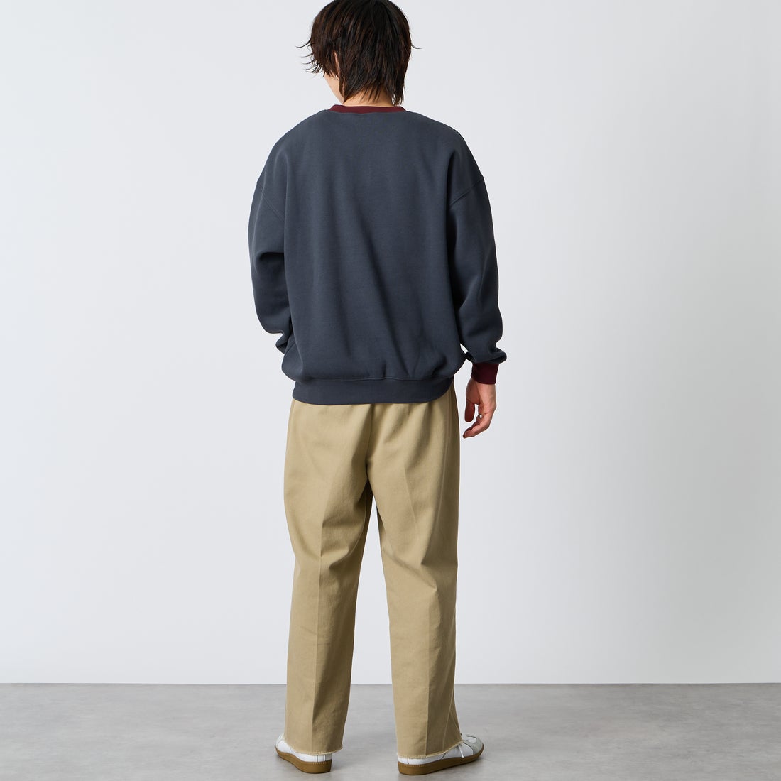 UMBRO [アンブロ] 別注 ワンポイントロゴ刺繍 クルーネックスウェット [201NK26AW-PO24-JF] CHR/BURGUN &&モデル身長：177cm 着用サイズ：L&&