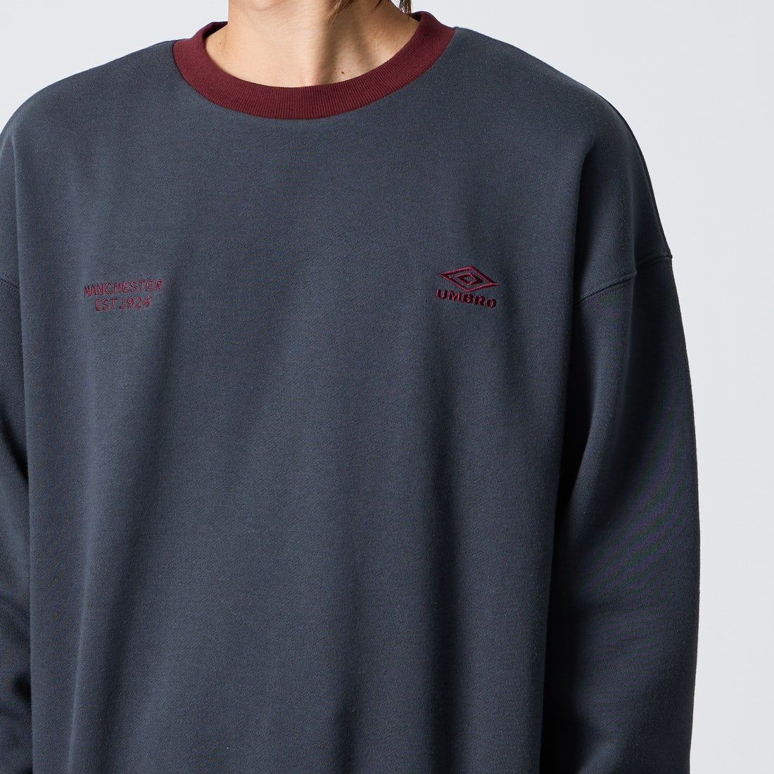 UMBRO [アンブロ] 別注 ワンポイントロゴ刺繍 クルーネックスウェット [201NK26AW-PO24-JF] CHR/BURGUN &&モデル身長：177cm 着用サイズ：L&&
