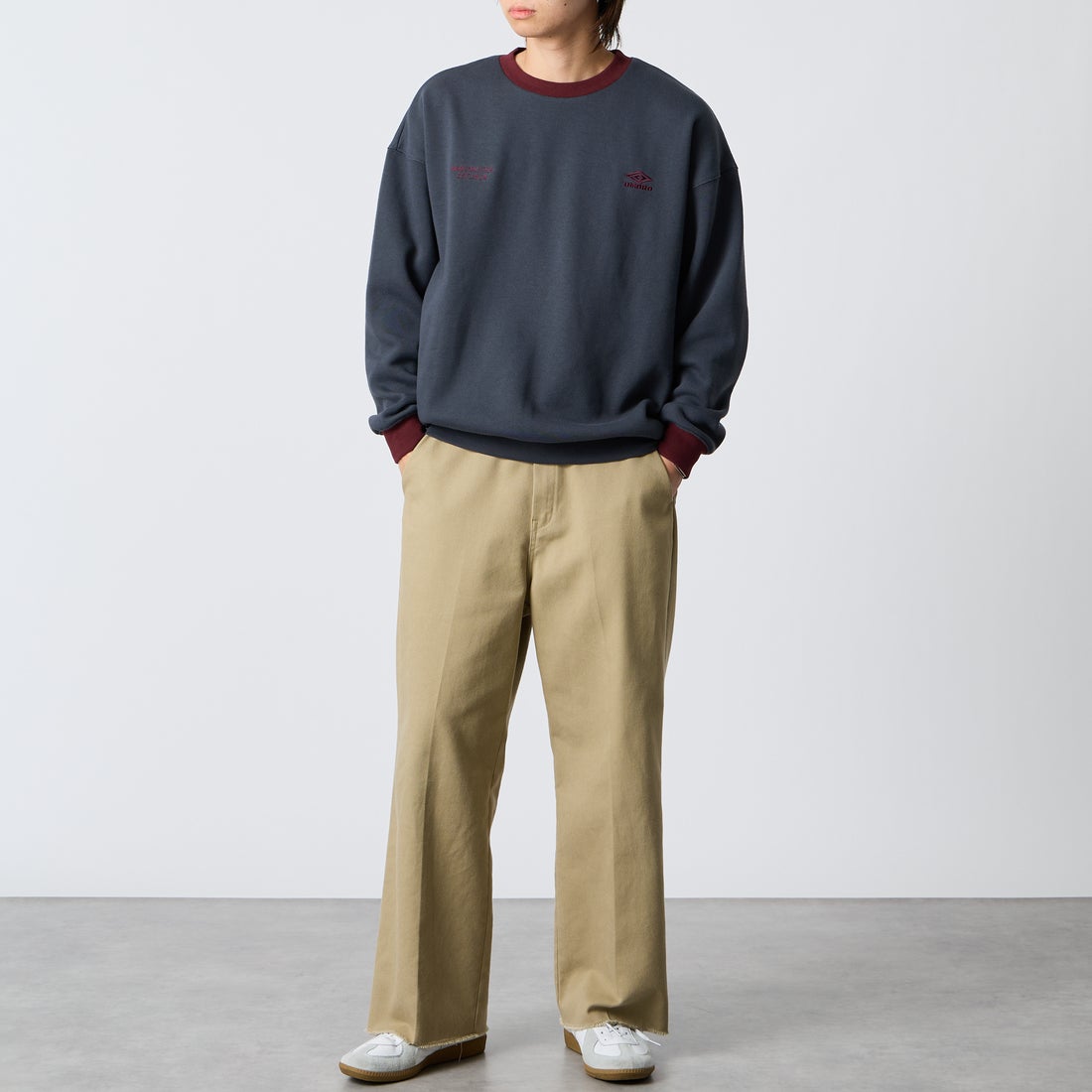 UMBRO [アンブロ] 別注 ワンポイントロゴ刺繍 クルーネックスウェット [201NK26AW-PO24-JF] CHR/BURGUN &&モデル身長：177cm 着用サイズ：L&&