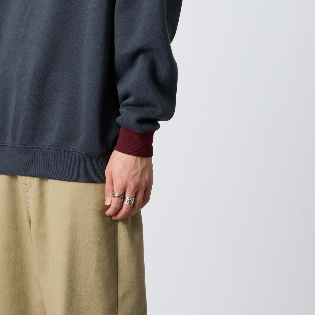 UMBRO [アンブロ] 別注 ワンポイントロゴ刺繍 クルーネックスウェット [201NK26AW-PO24-JF] CHR/BURGUN &&モデル身長：177cm 着用サイズ：L&&