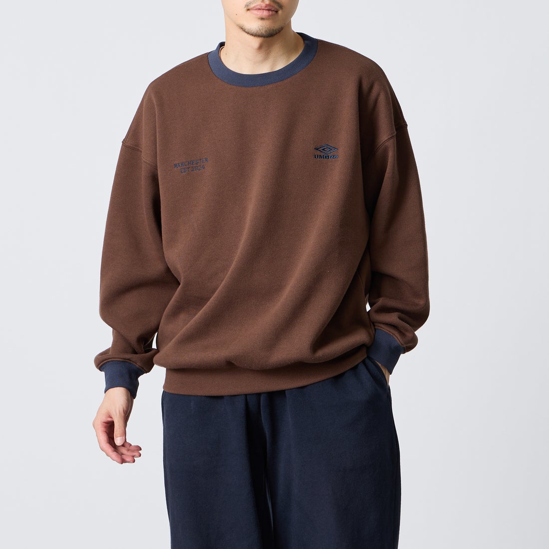 UMBRO [アンブロ] 別注 ワンポイントロゴ刺繍 クルーネックスウェット [201NK26AW-PO24-JF] D.BRN/NAVY &&モデル身長：168cm 着用サイズ：L&&
