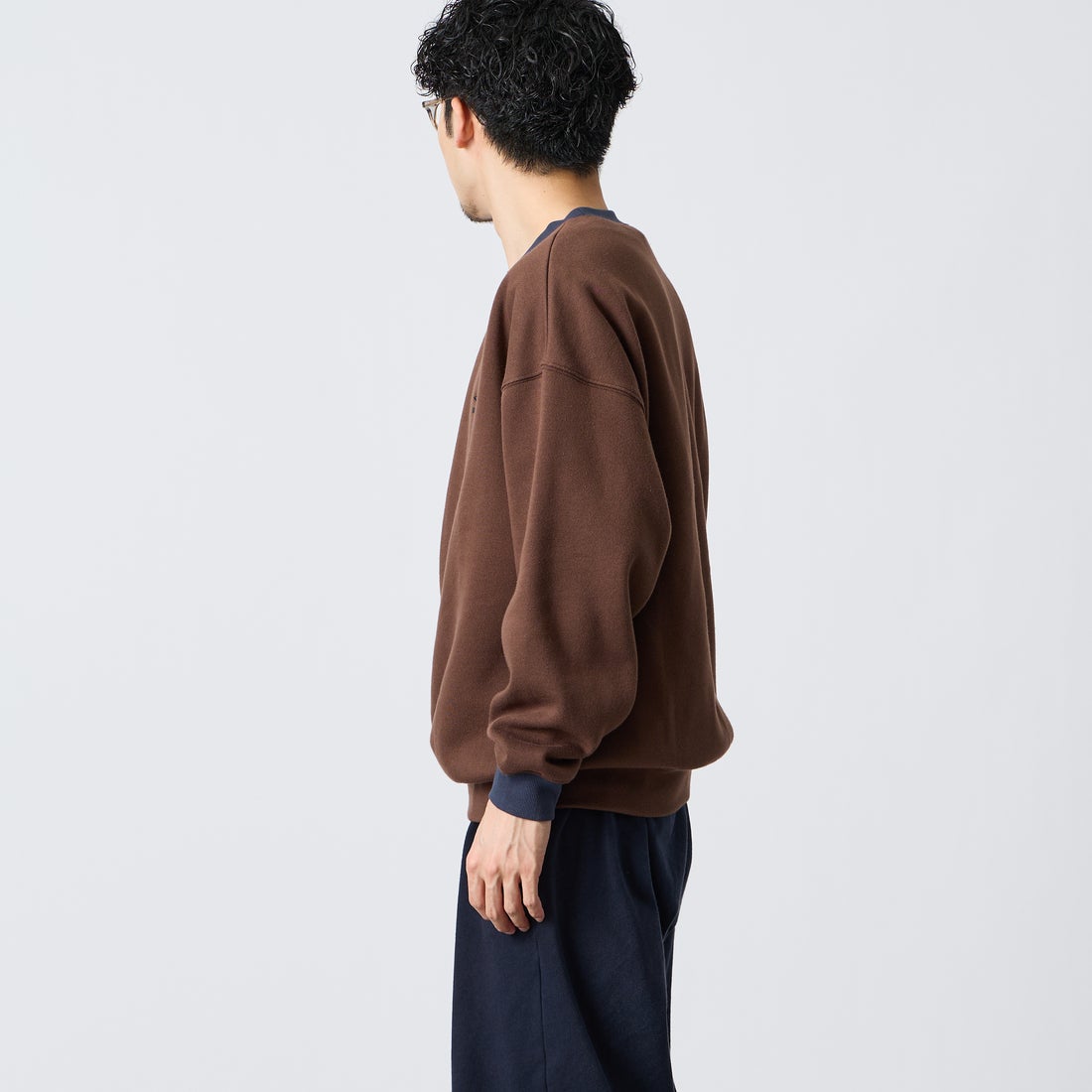 UMBRO [アンブロ] 別注 ワンポイントロゴ刺繍 クルーネックスウェット [201NK26AW-PO24-JF] D.BRN/NAVY &&モデル身長：168cm 着用サイズ：L&&
