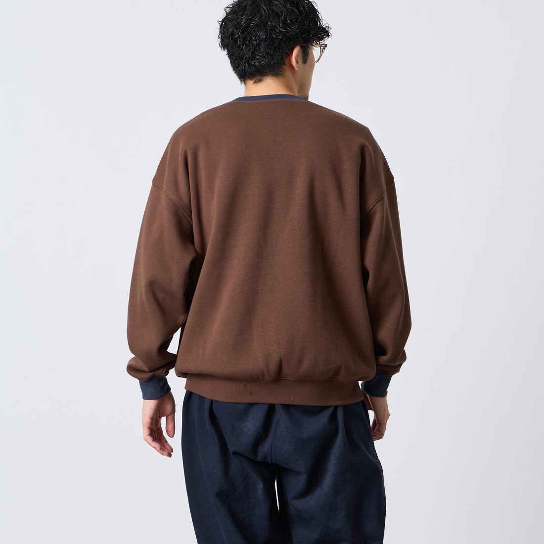 UMBRO [アンブロ] 別注 ワンポイントロゴ刺繍 クルーネックスウェット [201NK26AW-PO24-JF] D.BRN/NAVY &&モデル身長：168cm 着用サイズ：L&&