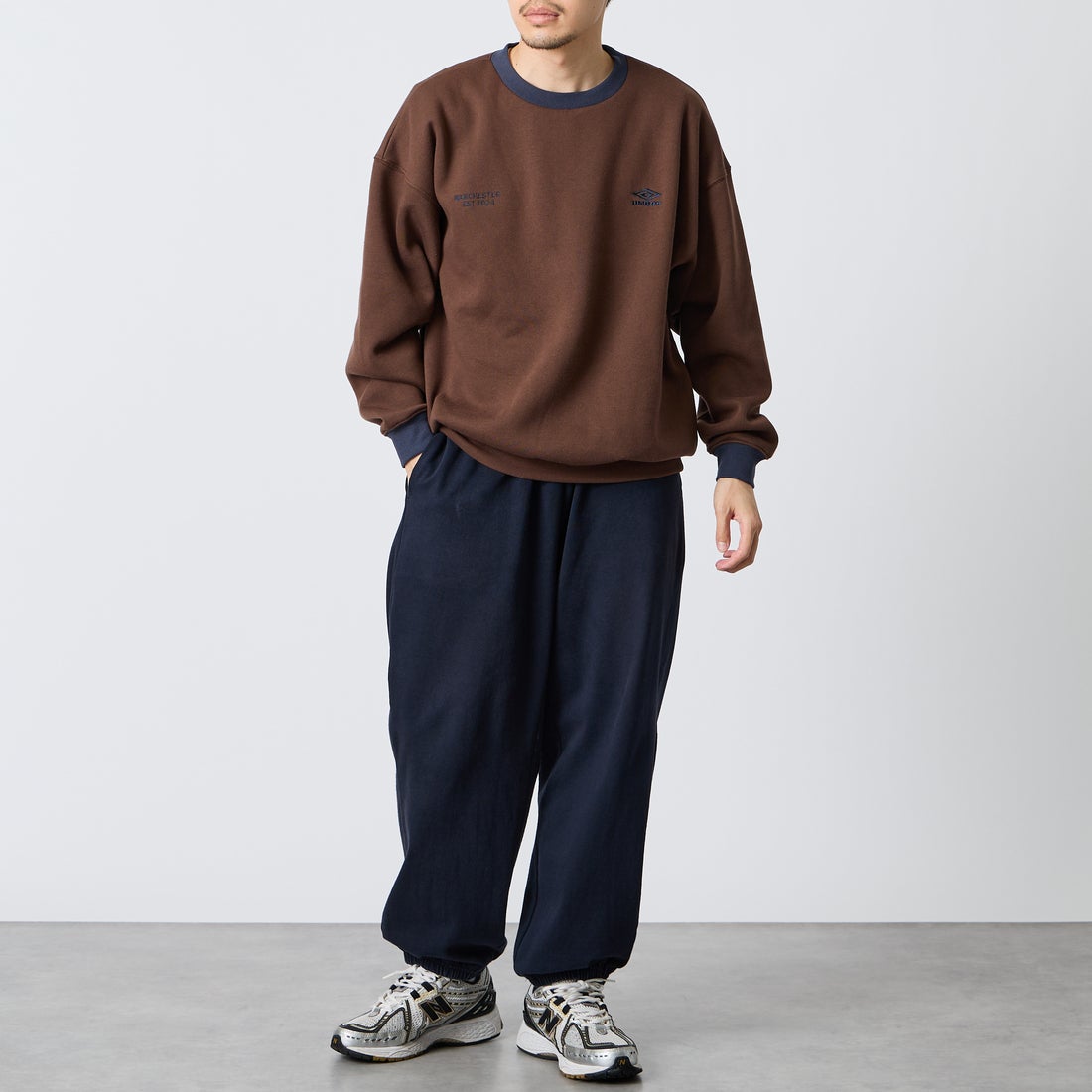 UMBRO [アンブロ] 別注 ワンポイントロゴ刺繍 クルーネックスウェット [201NK26AW-PO24-JF] D.BRN/NAVY &&モデル身長：168cm 着用サイズ：L&&