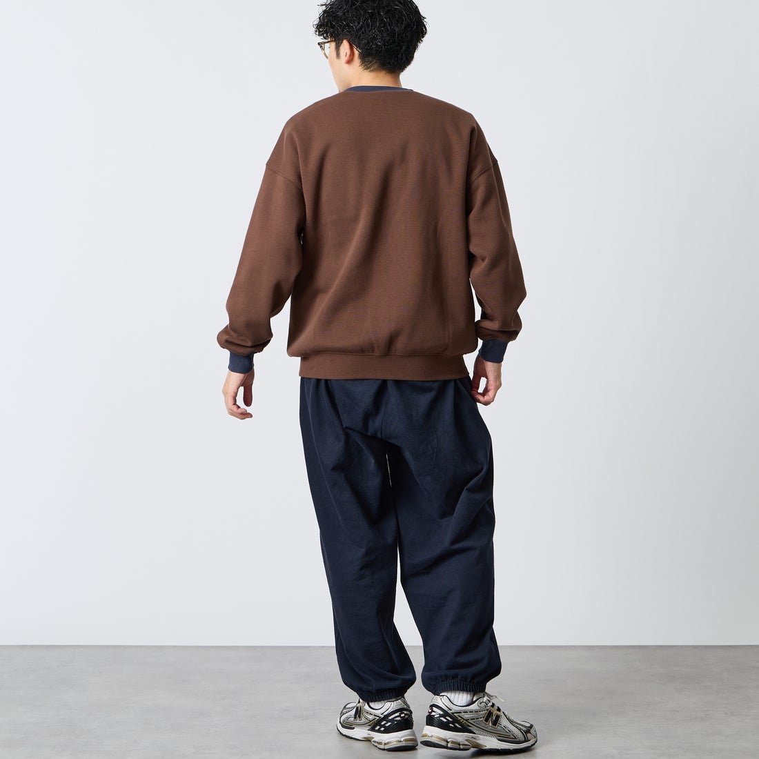 UMBRO [アンブロ] 別注 ワンポイントロゴ刺繍 クルーネックスウェット [201NK26AW-PO24-JF] D.BRN/NAVY &&モデル身長：168cm 着用サイズ：L&&