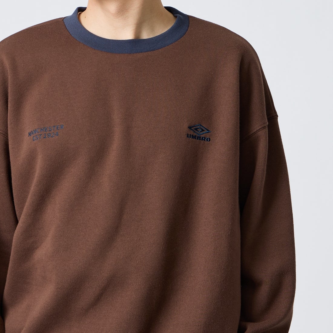 UMBRO [アンブロ] 別注 ワンポイントロゴ刺繍 クルーネックスウェット [201NK26AW-PO24-JF] D.BRN/NAVY &&モデル身長：168cm 着用サイズ：L&&