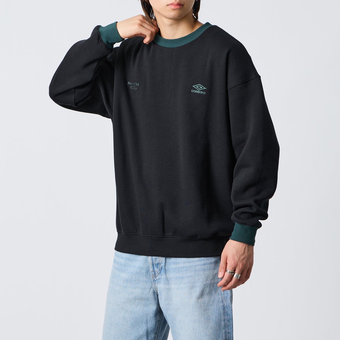 UMBRO [アンブロ] 別注 ワンポイントロゴ刺繍 クルーネックスウェット [201NK26AW-PO24-JF] BLK/GREEN &&モデル身長：177cm 着用サイズ：L&&