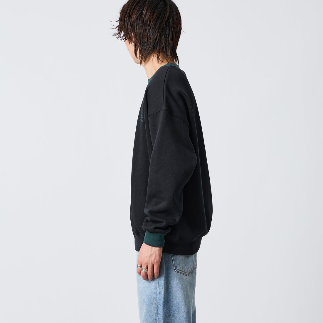 UMBRO [アンブロ] 別注 ワンポイントロゴ刺繍 クルーネックスウェット [201NK26AW-PO24-JF] BLK/GREEN &&モデル身長：177cm 着用サイズ：L&&