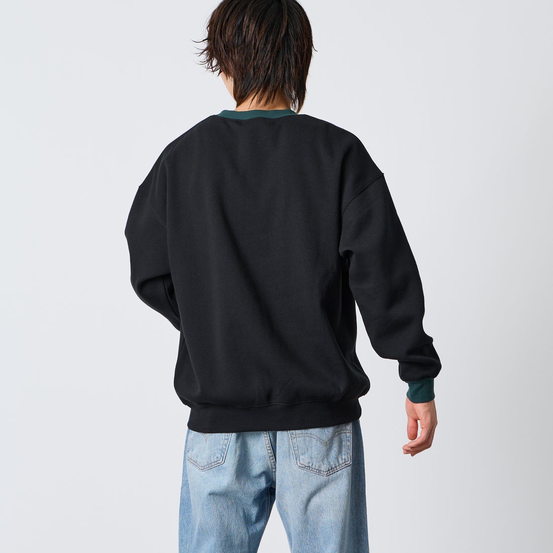 UMBRO [アンブロ] 別注 ワンポイントロゴ刺繍 クルーネックスウェット [201NK26AW-PO24-JF] BLK/GREEN &&モデル身長：177cm 着用サイズ：L&&