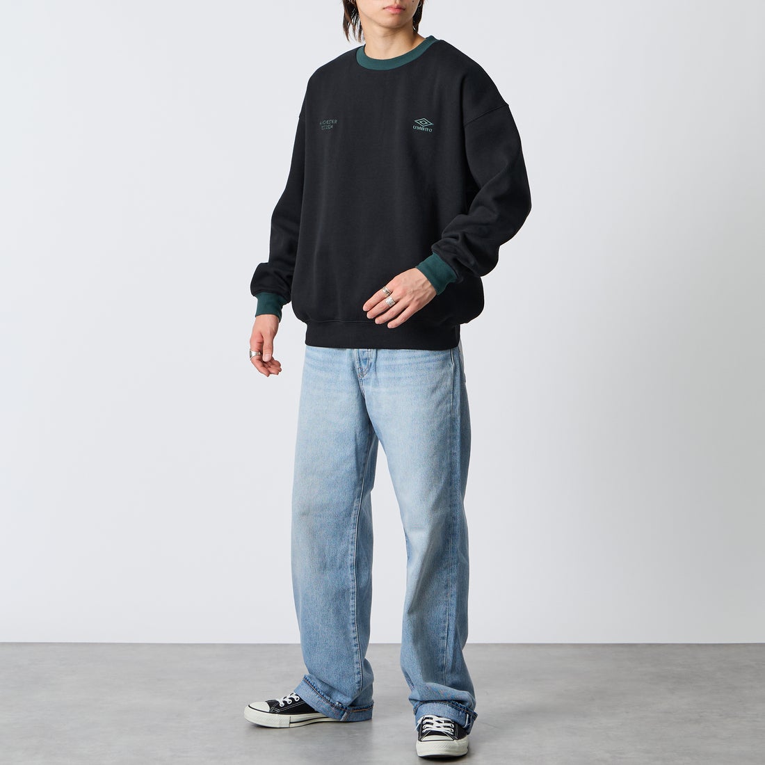UMBRO [アンブロ] 別注 ワンポイントロゴ刺繍 クルーネックスウェット [201NK26AW-PO24-JF] BLK/GREEN &&モデル身長：177cm 着用サイズ：L&&