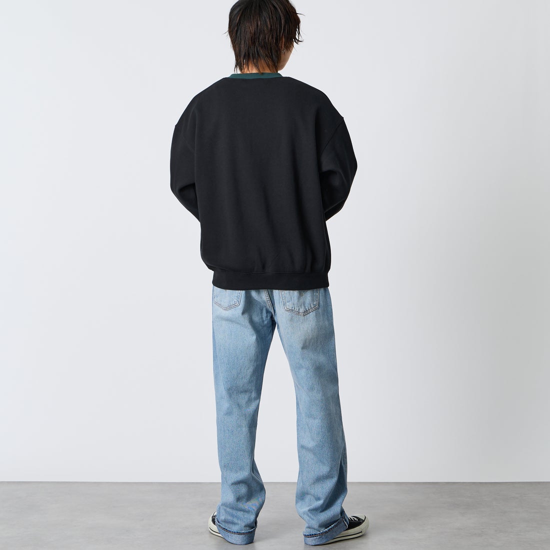 UMBRO [アンブロ] 別注 ワンポイントロゴ刺繍 クルーネックスウェット [201NK26AW-PO24-JF] BLK/GREEN &&モデル身長：177cm 着用サイズ：L&&