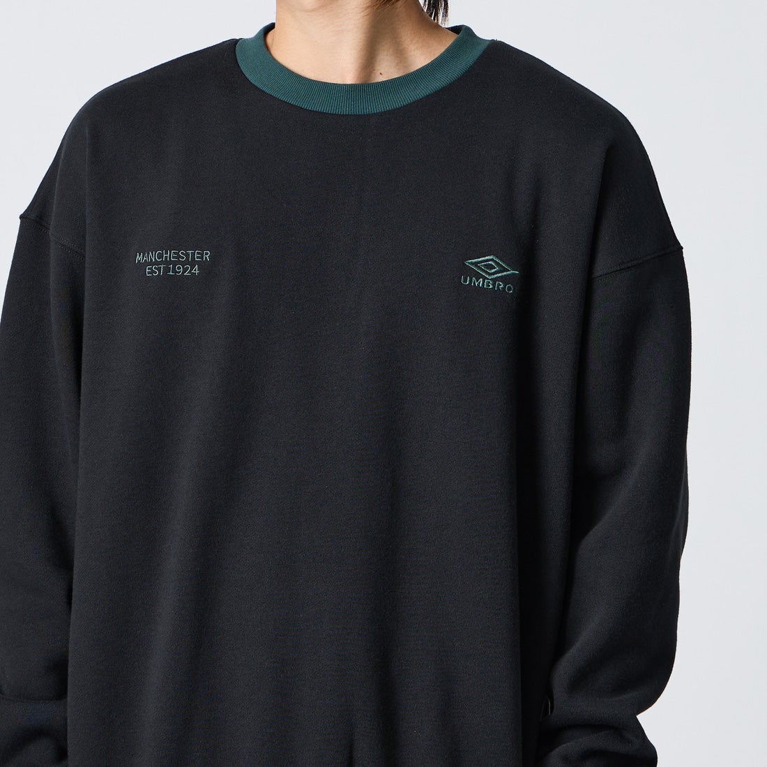 UMBRO [アンブロ] 別注 ワンポイントロゴ刺繍 クルーネックスウェット [201NK26AW-PO24-JF] BLK/GREEN &&モデル身長：177cm 着用サイズ：L&&