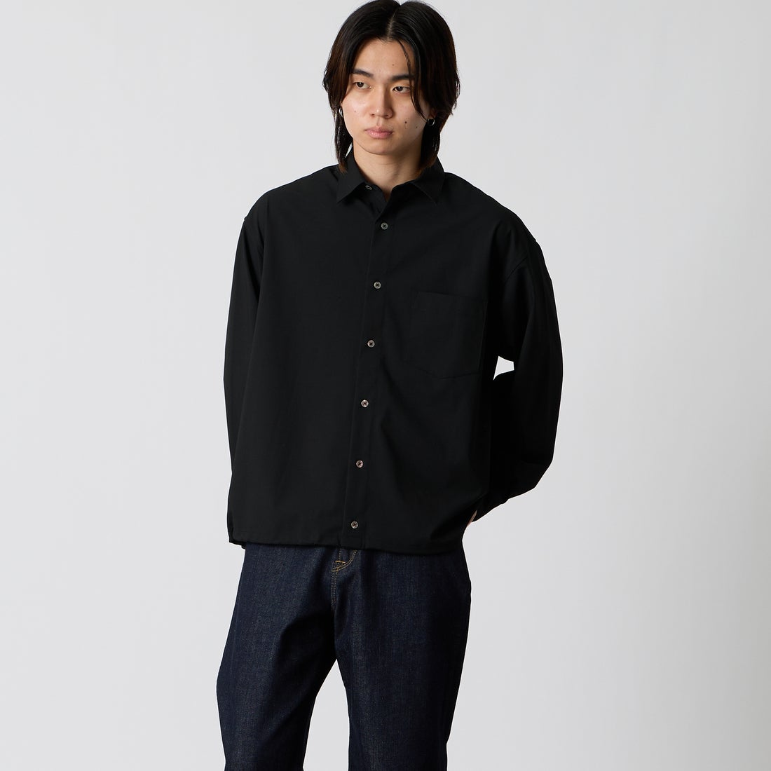 SLICK [スリック] T/R ストレッチギャバジン ドローストリングシャツ [5120310] 700 BLACK &&モデル身長：177cm 着用サイズ：1&&