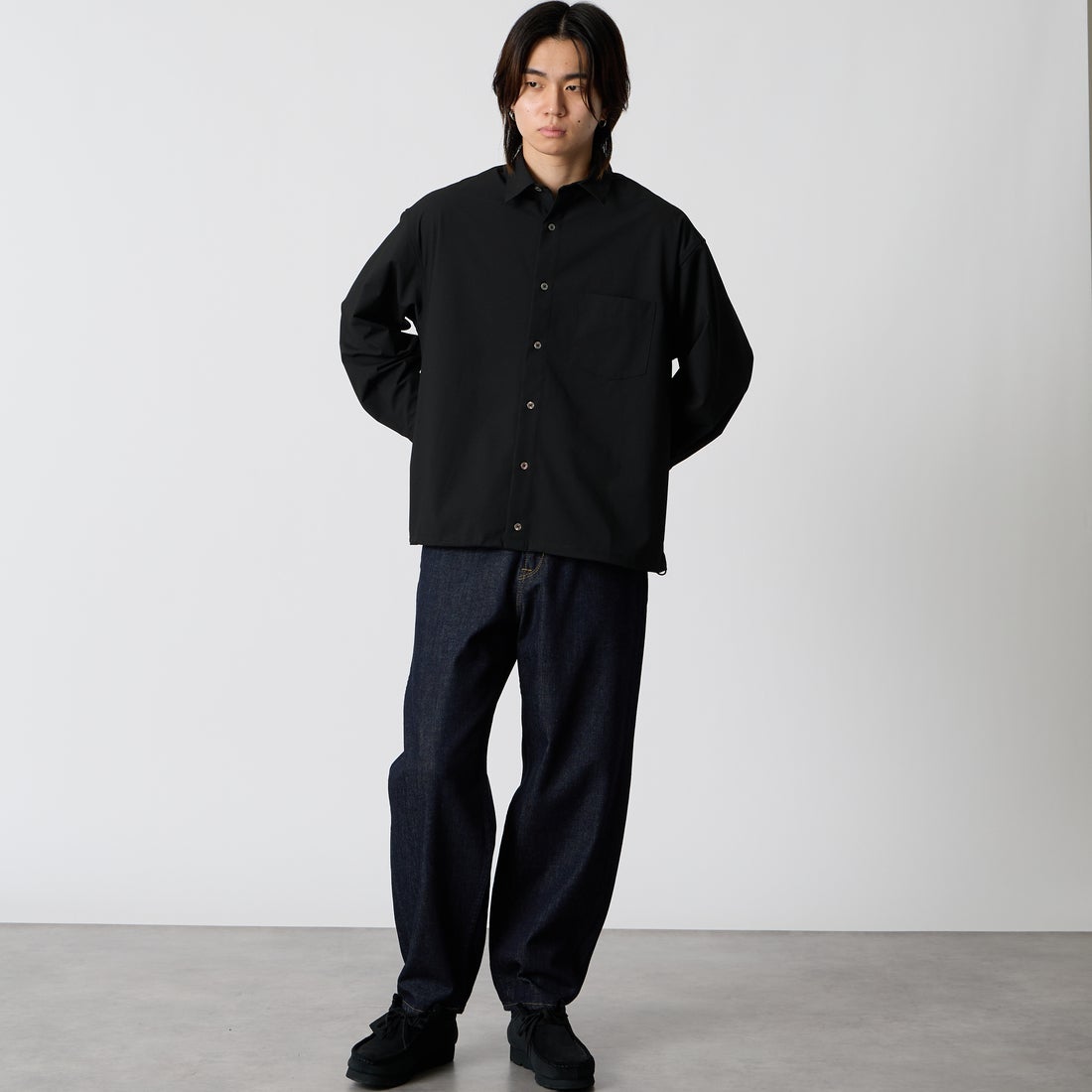 SLICK [スリック] T/R ストレッチギャバジン ドローストリングシャツ [5120310] 700 BLACK &&モデル身長：177cm 着用サイズ：1&&