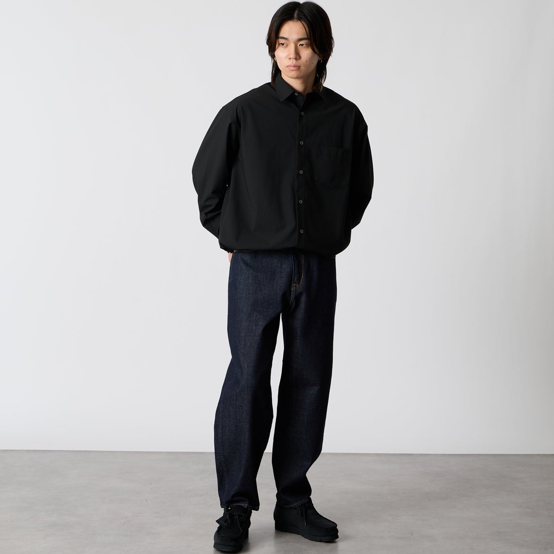 SLICK [スリック] T/R ストレッチギャバジン ドローストリングシャツ [5120310] 700 BLACK &&モデル身長：177cm 着用サイズ：1&&