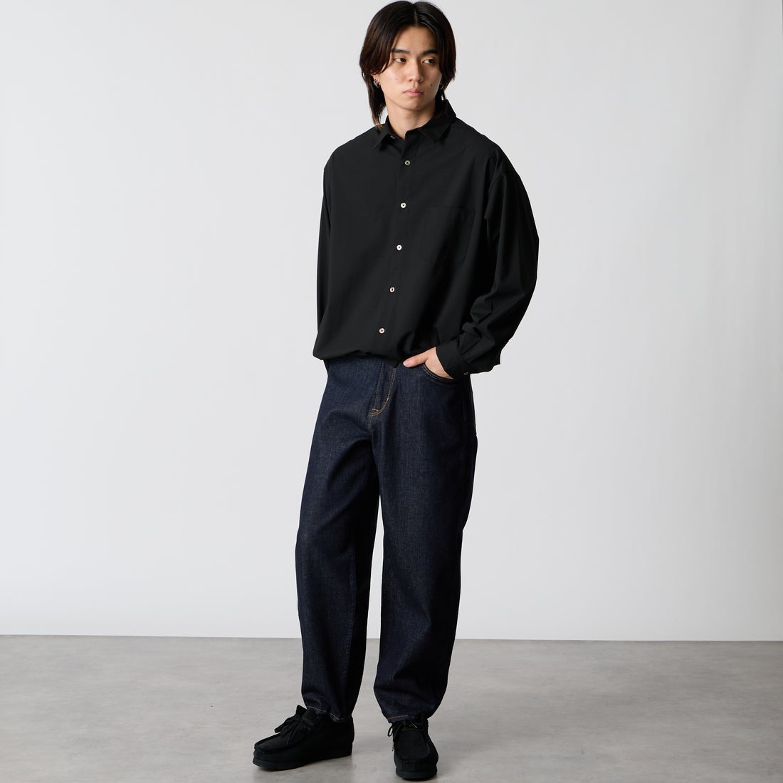 SLICK [スリック] T/R ストレッチギャバジン ドローストリングシャツ [5120310] 700 BLACK &&モデル身長：177cm 着用サイズ：1&&
