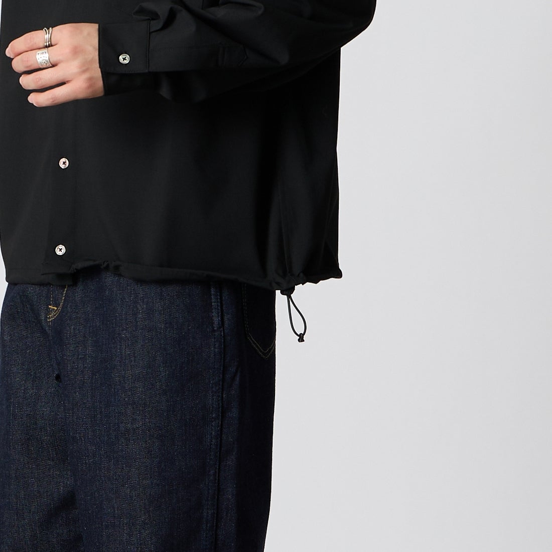 SLICK [スリック] T/R ストレッチギャバジン ドローストリングシャツ [5120310] 700 BLACK &&モデル身長：177cm 着用サイズ：1&&