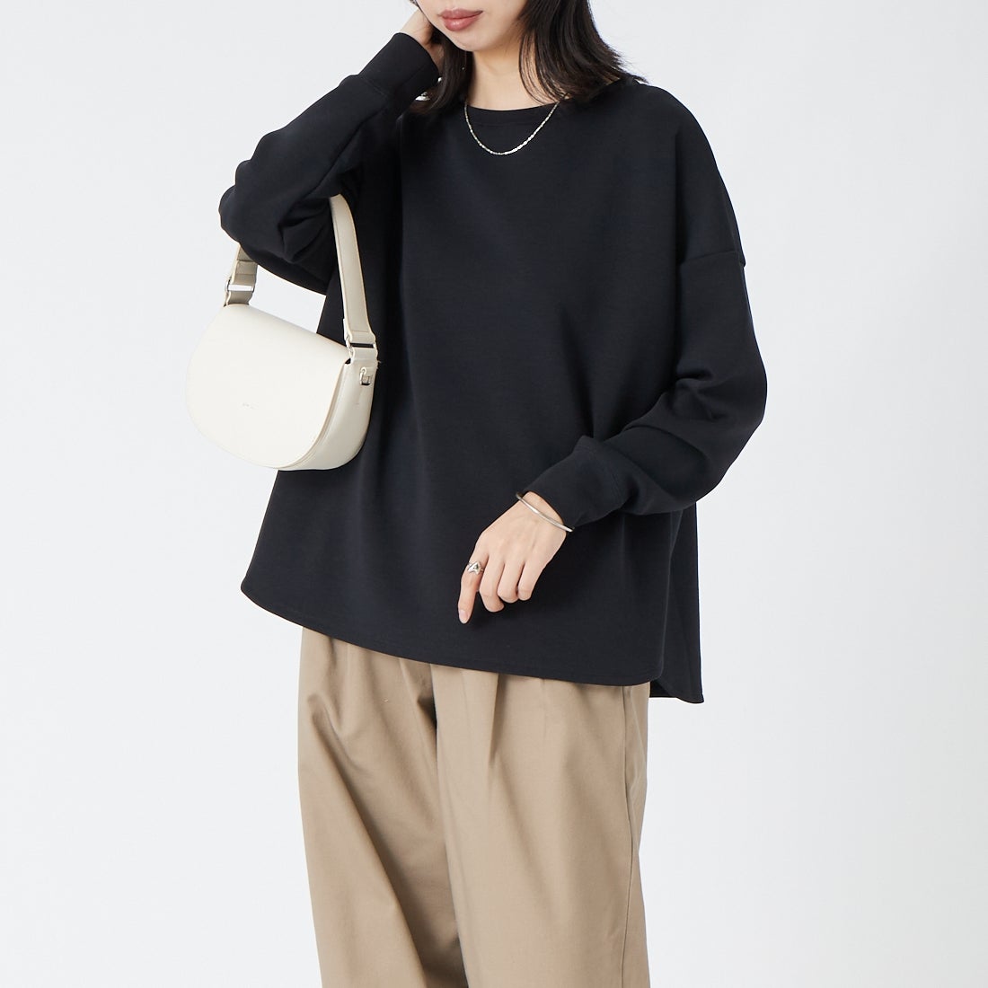 MICA&DEAL [MICA&DEAL [マイカアンドディール] ヘムラウンドポンチプルオーバー [0126309075] BLACK &&モデル身長：162cm 着用サイズ：F&&マイカアンドディール] ヘムラウンドポンチプルオーバー [0126309075] BLACK