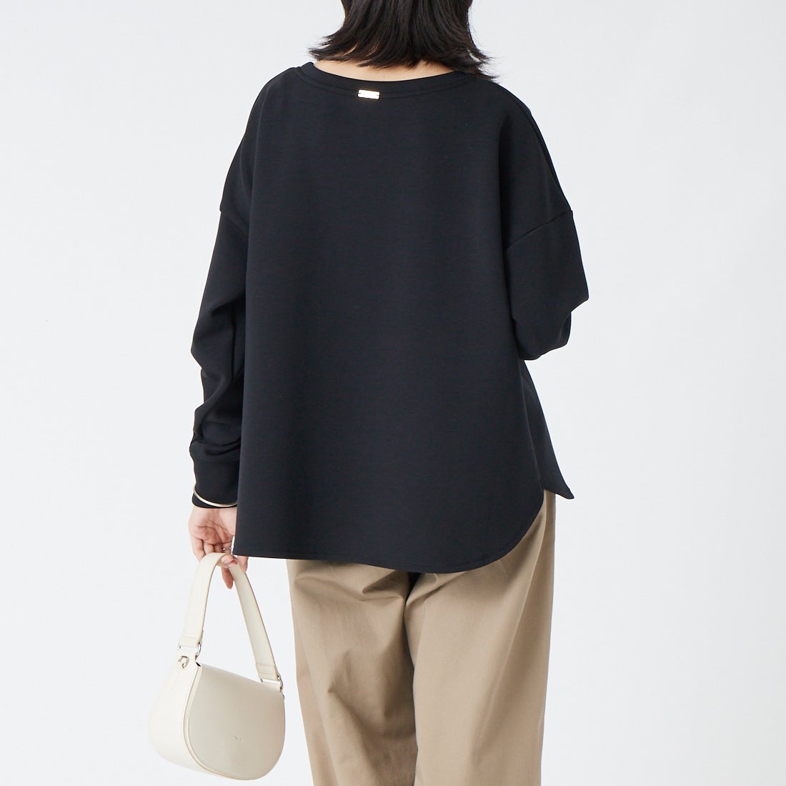 MICA&DEAL [マイカアンドディール] ヘムラウンドポンチプルオーバー [0126309075] BLACK &&モデル身長：162cm 着用サイズ：F&&