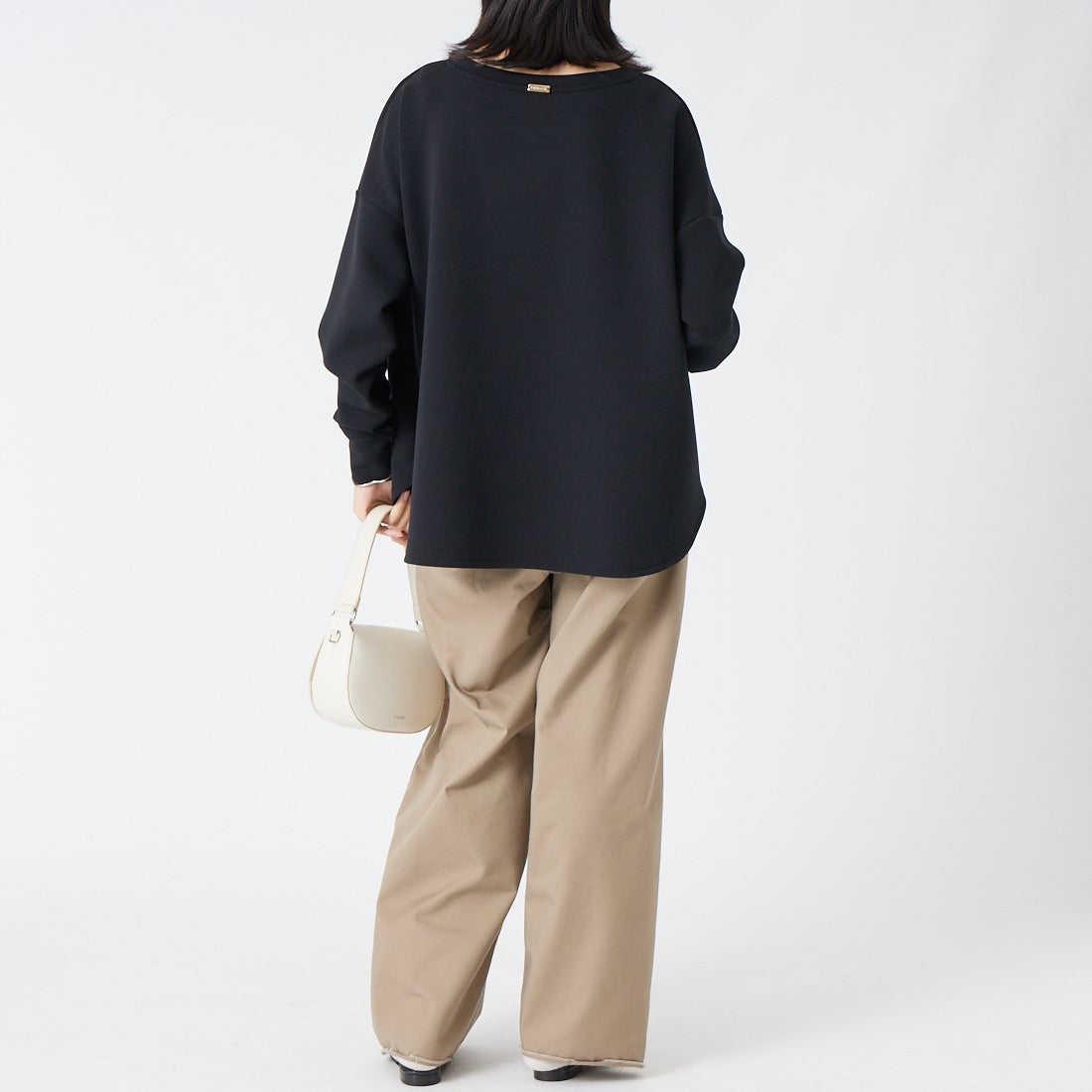 MICA&DEAL [マイカアンドディール] ヘムラウンドポンチプルオーバー [0126309075] BLACK &&モデル身長：162cm 着用サイズ：F&&