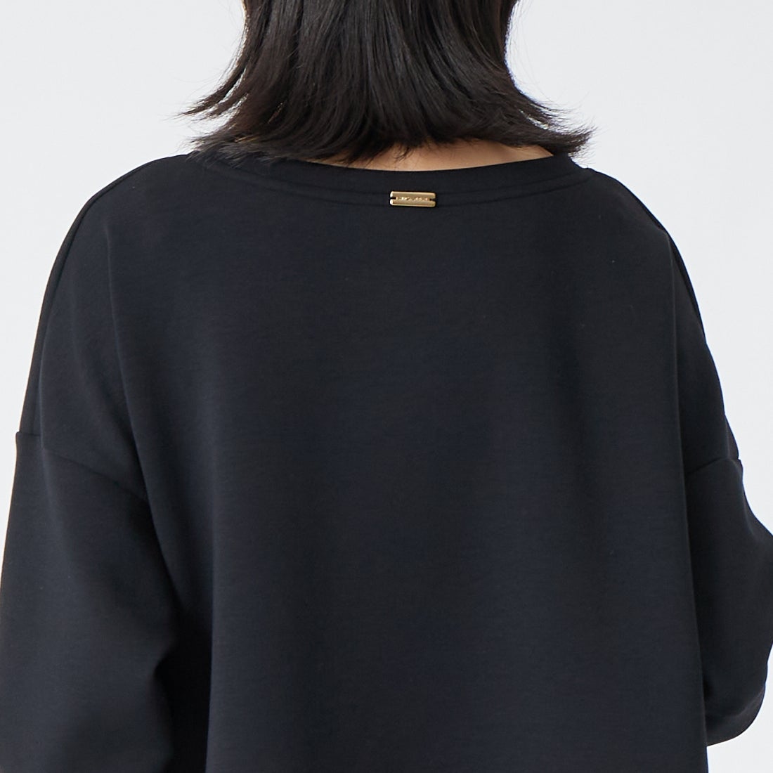 MICA&DEAL [マイカアンドディール] ヘムラウンドポンチプルオーバー [0126309075] BLACK &&モデル身長：162cm 着用サイズ：F&&