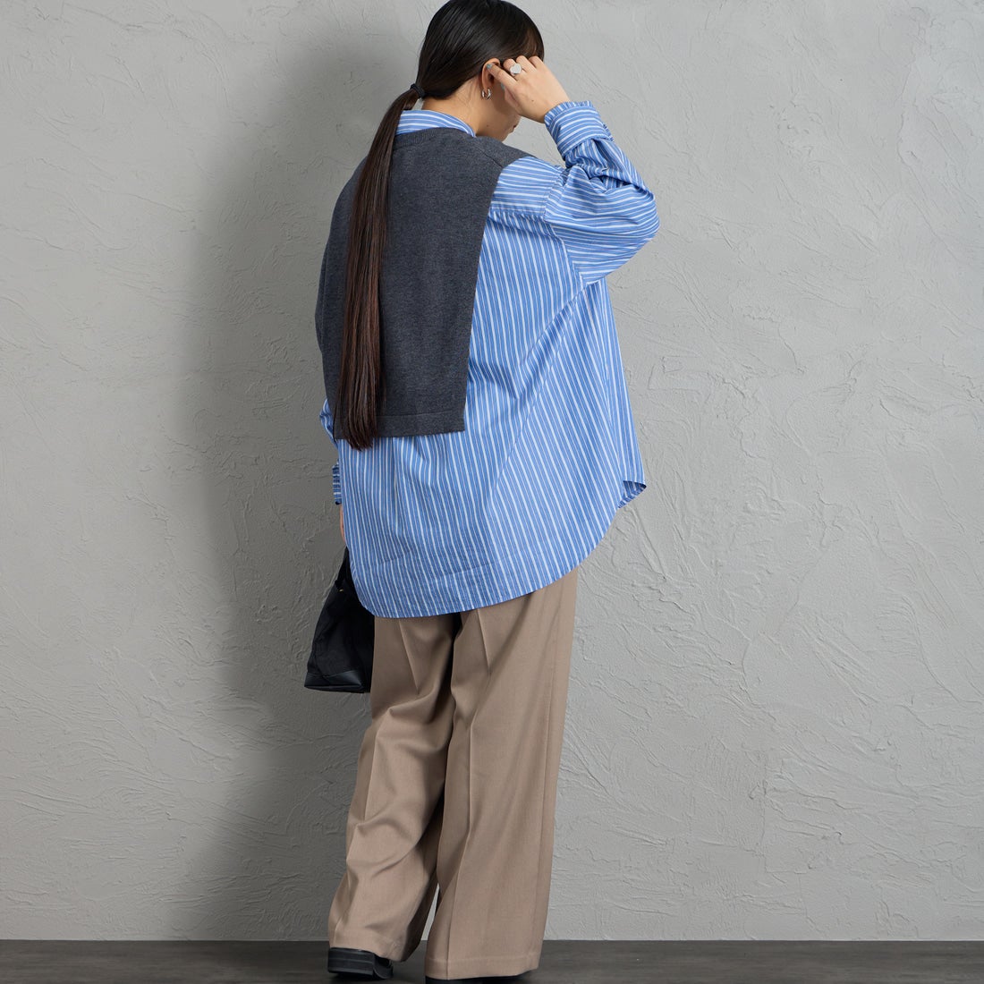 mizuiro ind [ミズイロインド] アシンメトリークルーネックプルオーバー [3-220163] 91 GRAY &&モデル身長：156cm 着用サイズ：F&&
