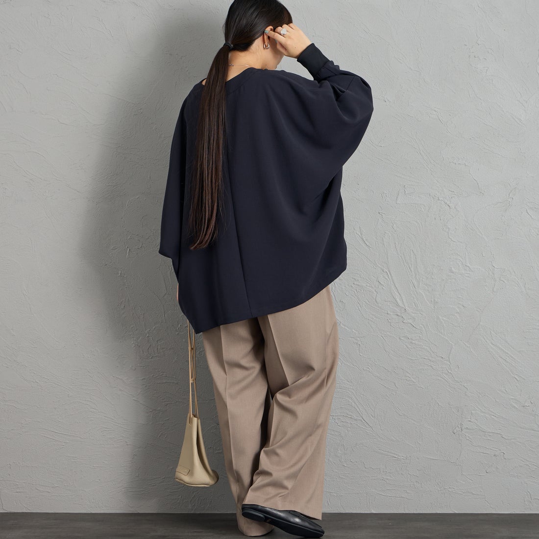 mizuiro ind [ミズイロインド] Vネックドルマンスリーブプルオーバー [3-230131] 99 BLACK &&モデル身長：156cm 着用サイズ：F&&