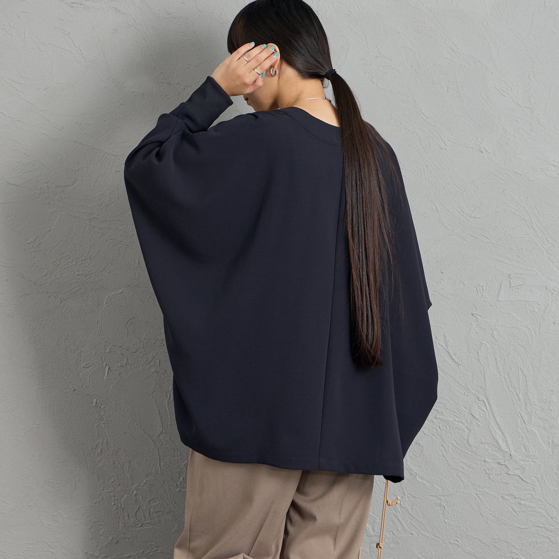mizuiro ind [ミズイロインド] Vネックドルマンスリーブプルオーバー [3-230131] 99 BLACK &&モデル身長：156cm 着用サイズ：F&&
