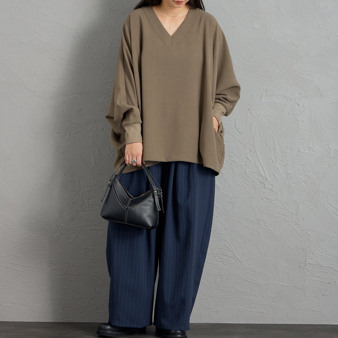 mizuiro ind [ミズイロインド] Vネックドルマンスリーブプルオーバー [3-230131] 24 KHAKI &&モデル身長：156cm 着用サイズ：F&&