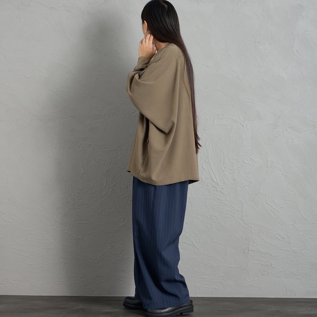 mizuiro ind [ミズイロインド] Vネックドルマンスリーブプルオーバー [3-230131] 24 KHAKI &&モデル身長：156cm 着用サイズ：F&&