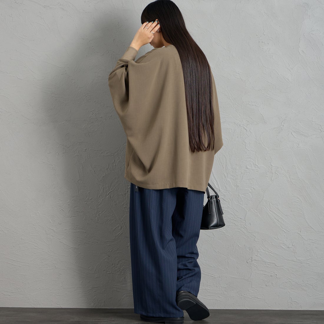 mizuiro ind [ミズイロインド] Vネックドルマンスリーブプルオーバー [3-230131] 24 KHAKI &&モデル身長：156cm 着用サイズ：F&&