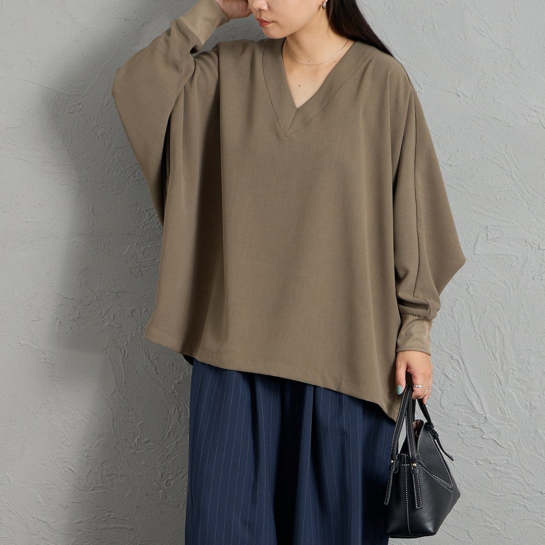 mizuiro ind [ミズイロインド] Vネックドルマンスリーブプルオーバー [3-230131] 24 KHAKI &&モデル身長：156cm 着用サイズ：F&&