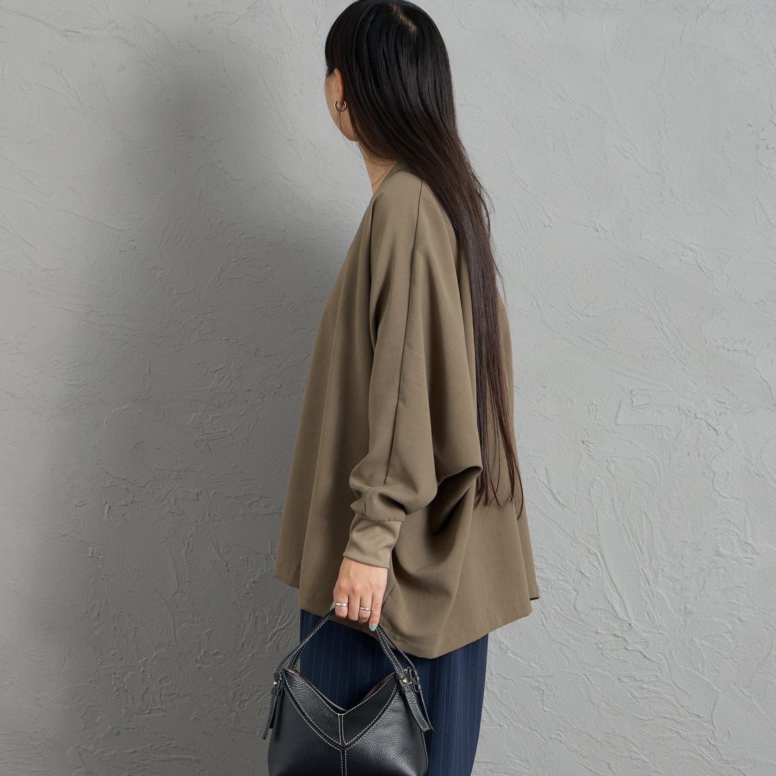 mizuiro ind [ミズイロインド] Vネックドルマンスリーブプルオーバー [3-230131] 24 KHAKI &&モデル身長：156cm 着用サイズ：F&&