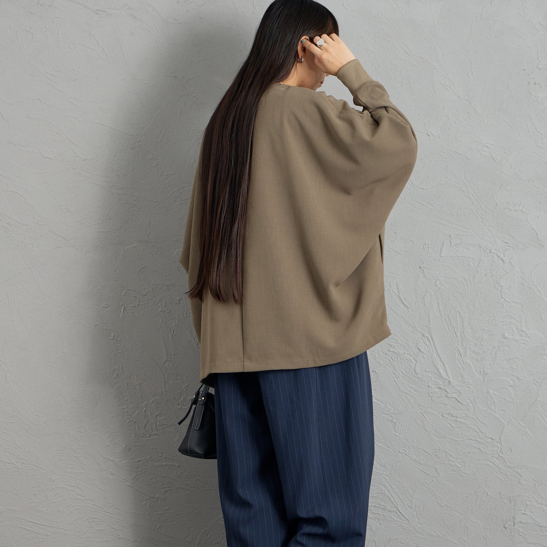 mizuiro ind [ミズイロインド] Vネックドルマンスリーブプルオーバー [3-230131] 24 KHAKI &&モデル身長：156cm 着用サイズ：F&&