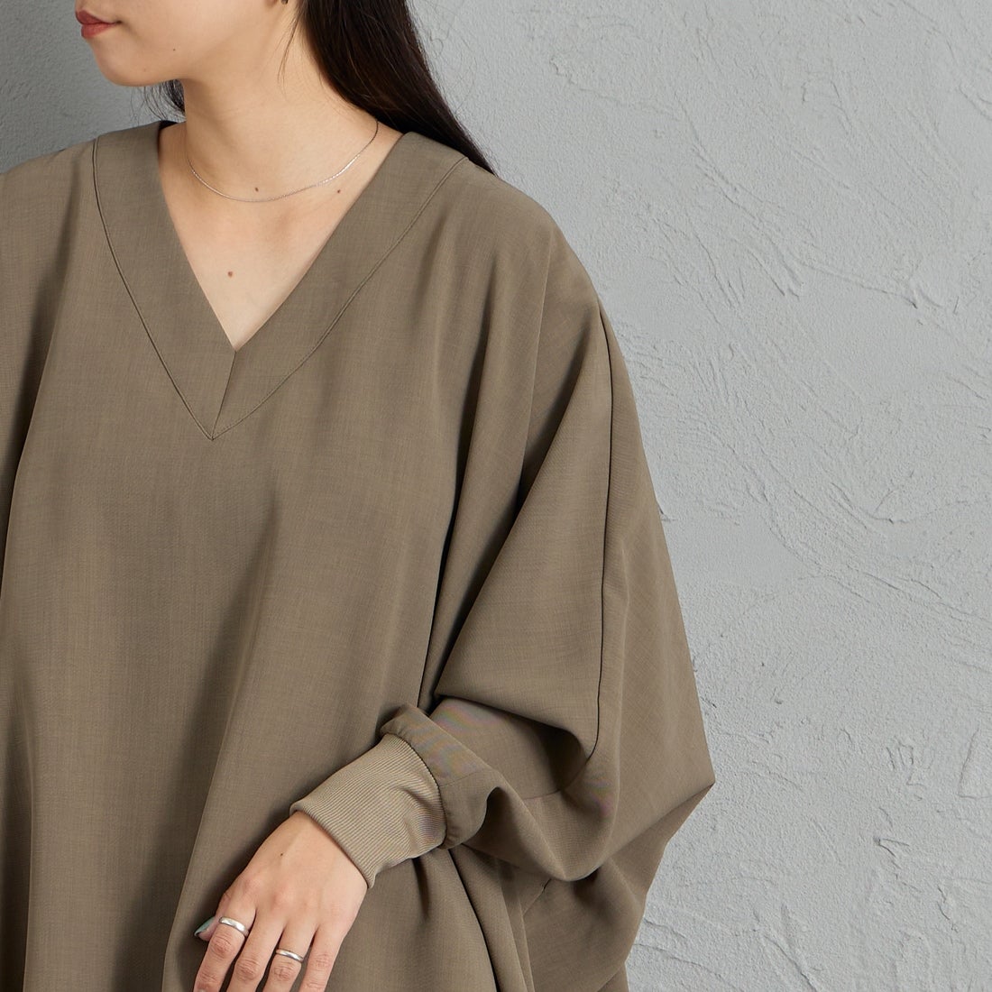 mizuiro ind [ミズイロインド] Vネックドルマンスリーブプルオーバー [3-230131] 24 KHAKI &&モデル身長：156cm 着用サイズ：F&&