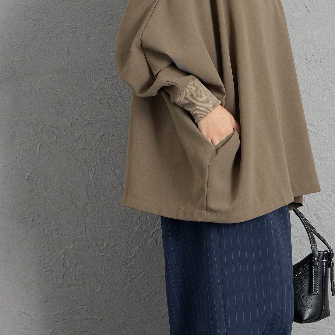 mizuiro ind [ミズイロインド] Vネックドルマンスリーブプルオーバー [3-230131] 24 KHAKI &&モデル身長：156cm 着用サイズ：F&&