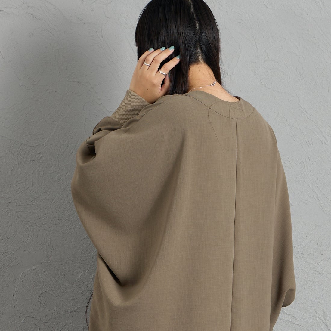mizuiro ind [ミズイロインド] Vネックドルマンスリーブプルオーバー [3-230131] 24 KHAKI &&モデル身長：156cm 着用サイズ：F&&