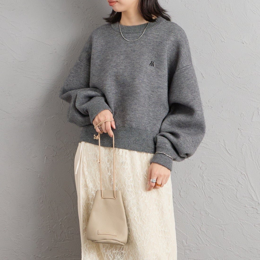 nenom [ネノム] ワンポイントロゴ刺繍 Wフェイスニットプルオーバー [NE26331012] 08 CHARCOA &&モデル身長：162cm 着用サイズ：F&&