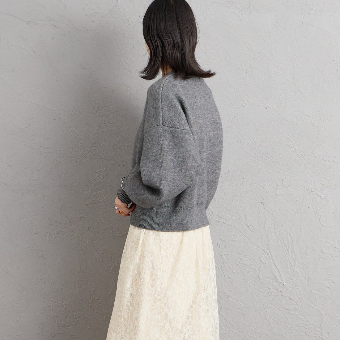 nenom [ネノム] ワンポイントロゴ刺繍 Wフェイスニットプルオーバー [NE26331012] 08 CHARCOA &&モデル身長：162cm 着用サイズ：F&&