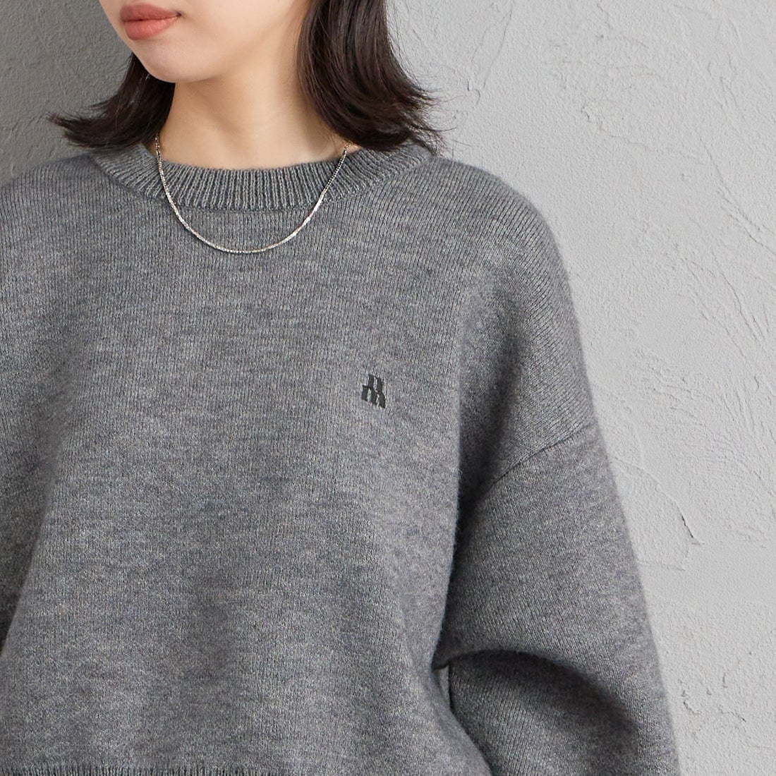 nenom [ネノム] ワンポイントロゴ刺繍 Wフェイスニットプルオーバー [NE26331012] 08 CHARCOA &&モデル身長：162cm 着用サイズ：F&&