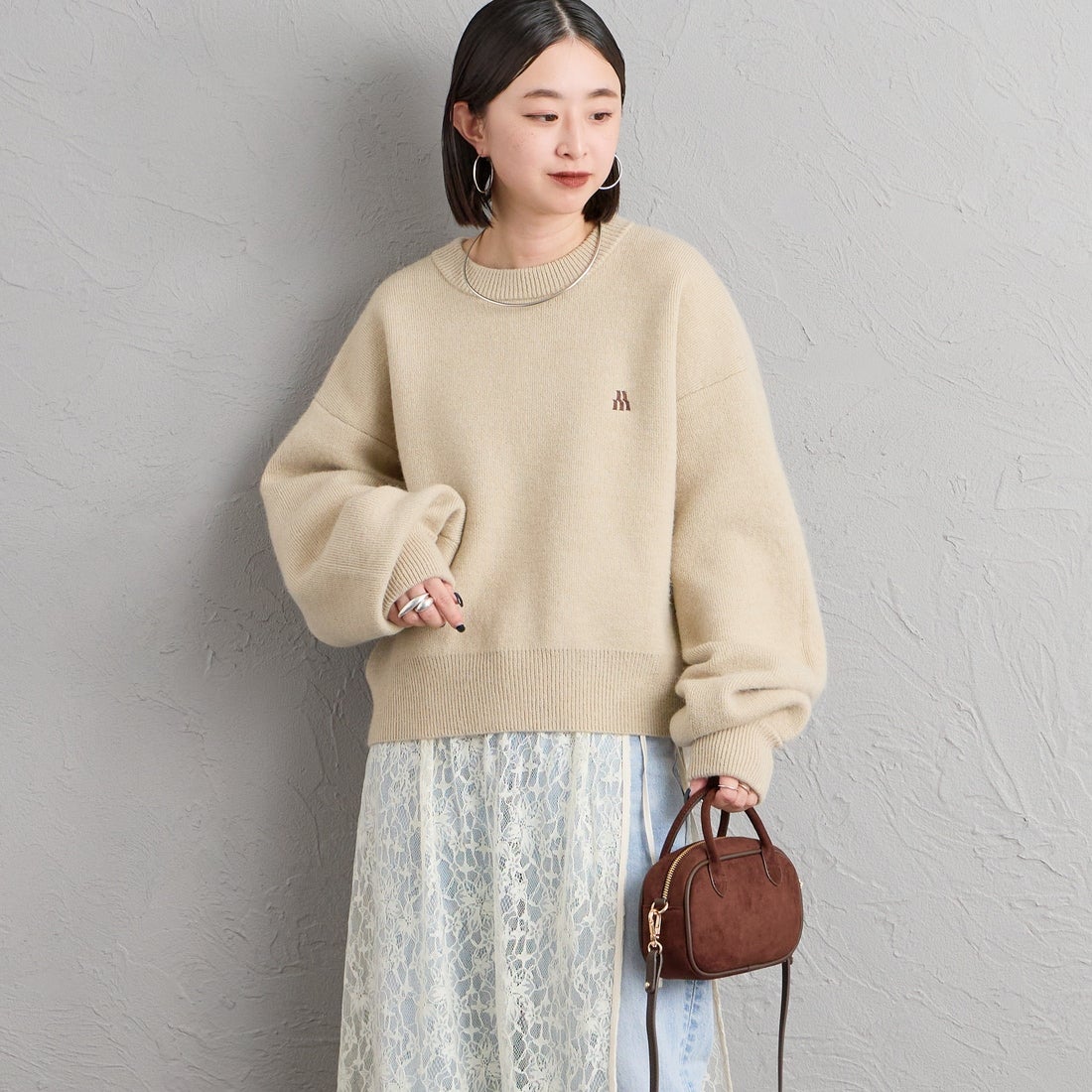 nenom [ネノム] ワンポイントロゴ刺繍 Wフェイスニットプルオーバー [NE26331012] 22 BEIGE &&モデル身長：150cm 着用サイズ：F&&