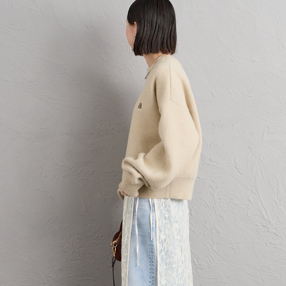 nenom [ネノム] ワンポイントロゴ刺繍 Wフェイスニットプルオーバー [NE26331012] 22 BEIGE &&モデル身長：150cm 着用サイズ：F&&