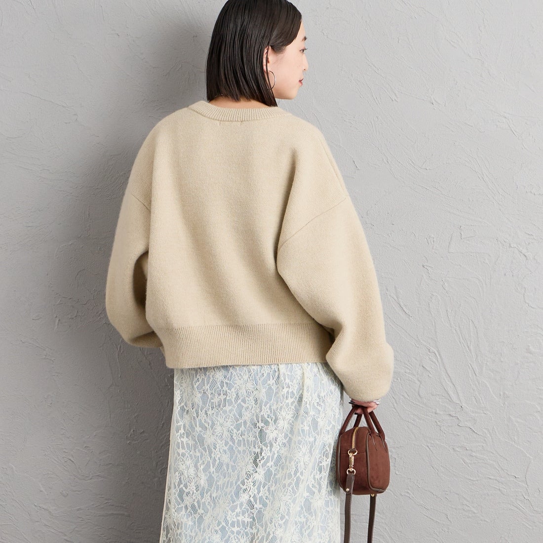 nenom [ネノム] ワンポイントロゴ刺繍 Wフェイスニットプルオーバー [NE26331012] 22 BEIGE &&モデル身長：150cm 着用サイズ：F&&