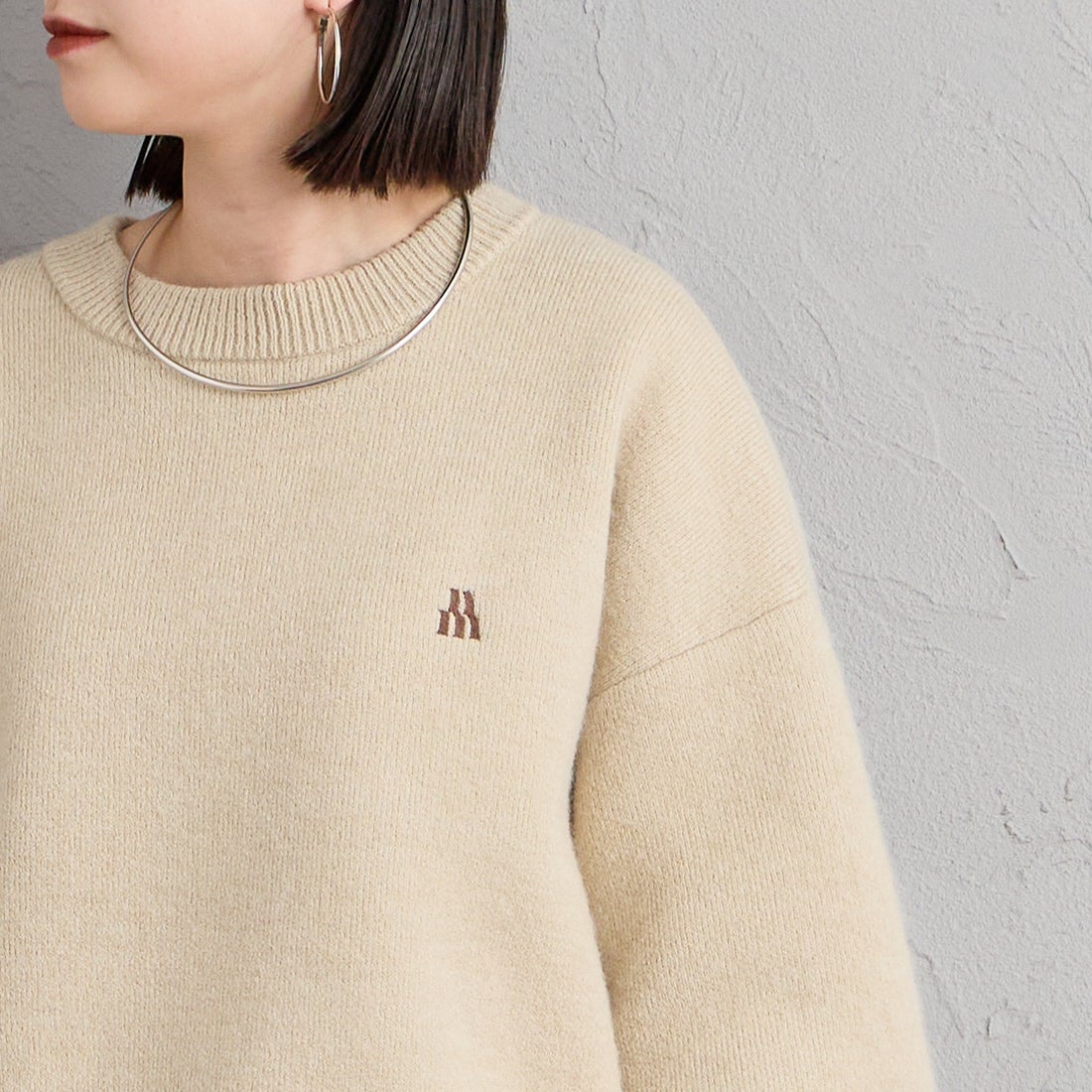 nenom [ネノム] ワンポイントロゴ刺繍 Wフェイスニットプルオーバー [NE26331012] 22 BEIGE &&モデル身長：150cm 着用サイズ：F&&